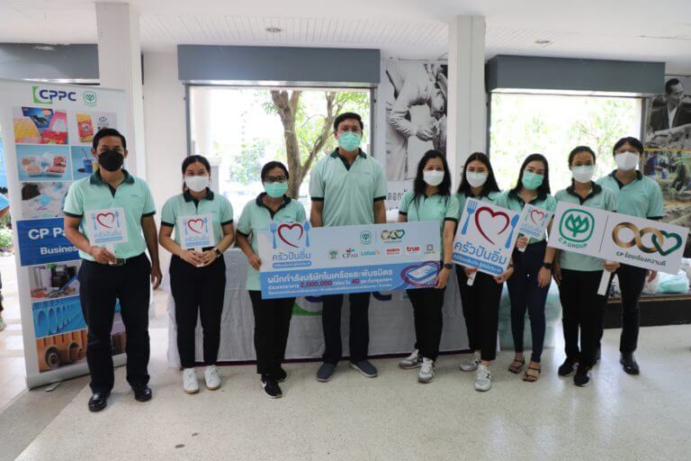 วันที่ 29 กันยายน 2564 เครือเจริญโภคภัณฑ์และกลุ่มธุรกิจบรรจุภัณฑ์ (CPPC) ร่วมมอบข้าวกล่องให้ชาวชุมชนเคหะบ้านเอื้อและกลุ่มชมรมช่อม่วง (ชุมชนเคหะบางพลีโครงการ4) จ. สมุทรปราการ กว่า 500 กล่อง พร้อมหน้ากากอนามัยซีพี โดยมี คุณเกษม ชวลิตดำรง ผู้จัดการทั่วไป ด้านการผลิต เป็นตัวแทนกลุ่มธุรกิจบรรจุภัณฑ์มอบให้แก่ตัวแทนชุมชน